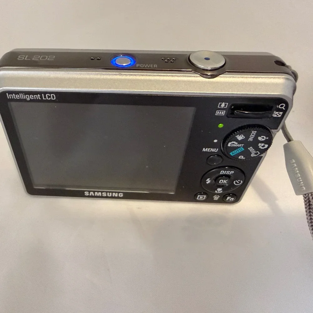 Samsung SL202 Digital Camera 10.2MP 3x Zoom Silver For Repair Bundle Powers On